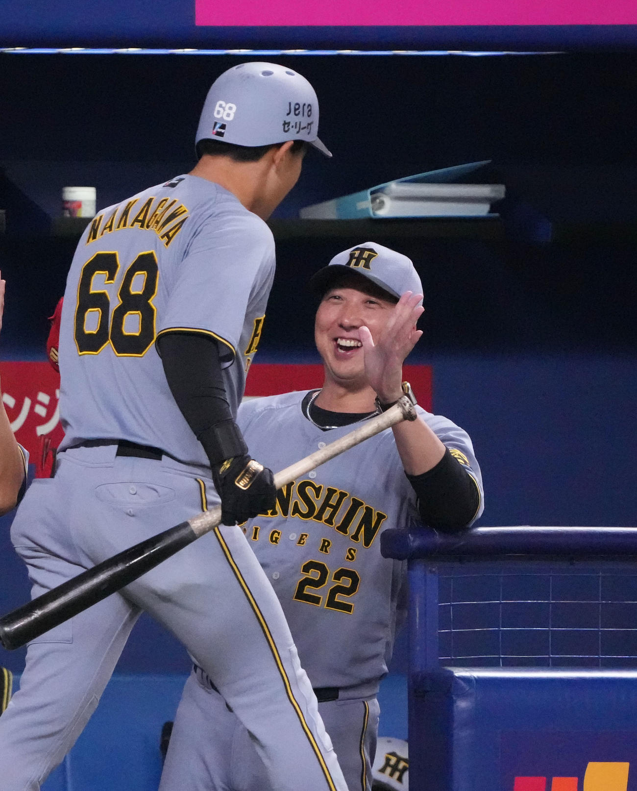 中日対阪神　3回表阪神無死、藤川監督（右）は左越え本塁打を放った中川を迎える（撮影・森本幸一）