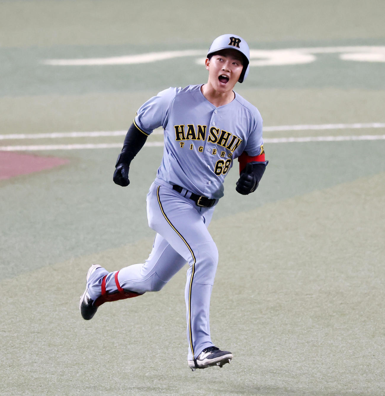 中日対阪神　3回表阪神無死、中川は左越えソロ本塁打を放ち声を出しながらダイヤモンドを1周する（撮影・加藤哉）