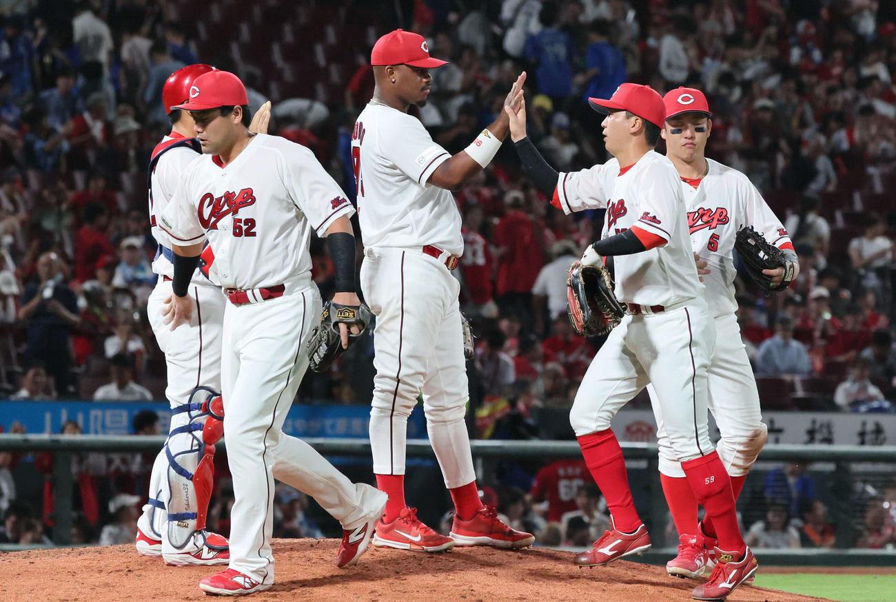広島対DeNA DeNAに勝った広島ナイン（撮影・加藤孝規）