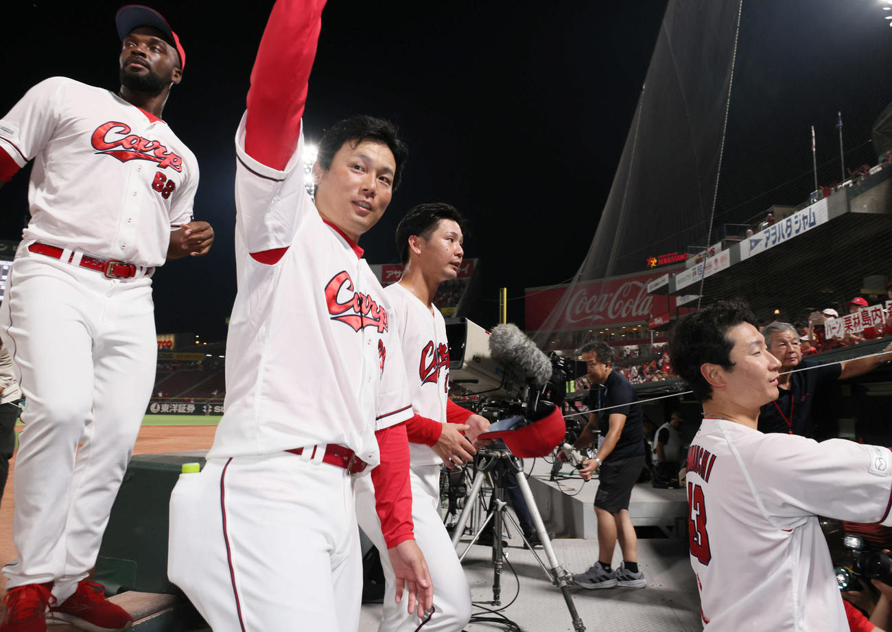 広島対DeNA　ファンの声援の応える4投手。左からハーン、栗林、森浦、島内（撮影・加藤孝規）