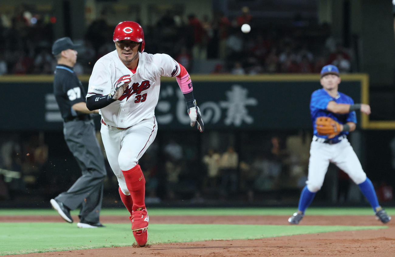 広島対DeNA 2回裏広島無死一塁、打者佐々木の時、飛び出した菊池は一、二塁間で挟殺される（撮影・加藤孝規）