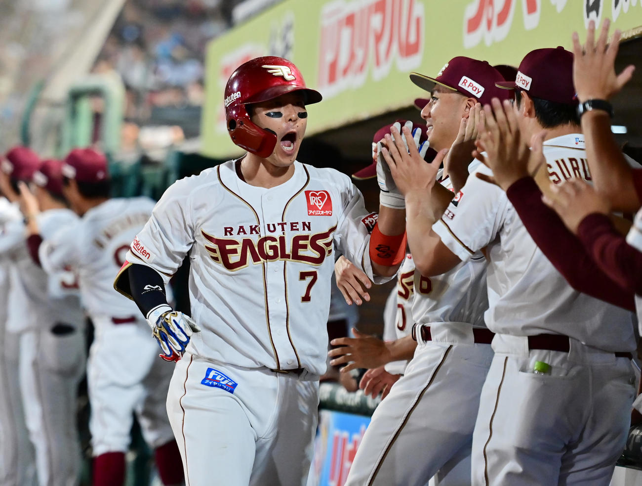 楽天対西武　7回裏楽天無死満塁、右越え満塁本塁打を放ち生還する鈴木大（撮影・清水貴仁）