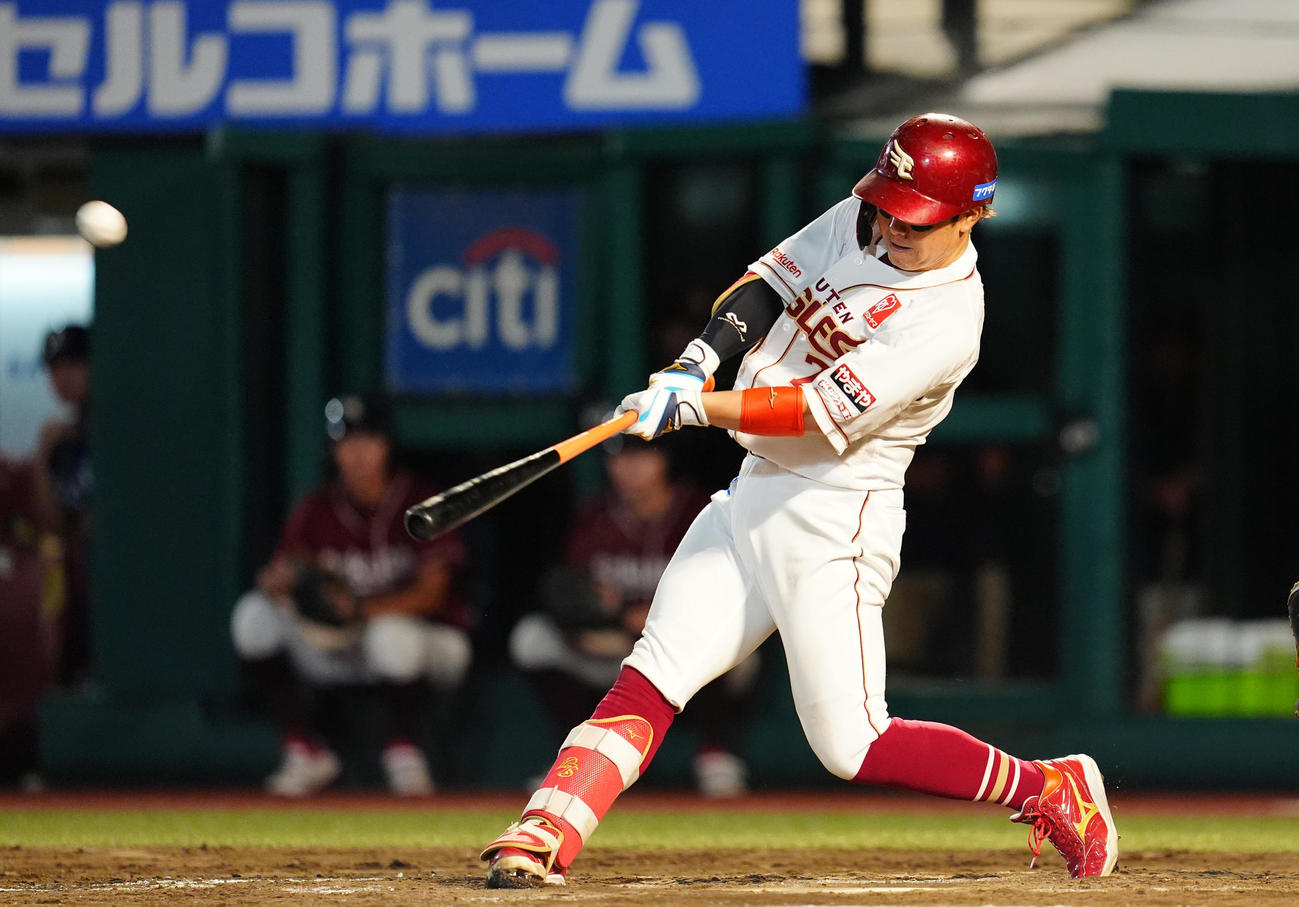 楽天対西武　7回裏楽天無死満塁、右越え満塁本塁打を放つ鈴木大（撮影・清水貴仁）