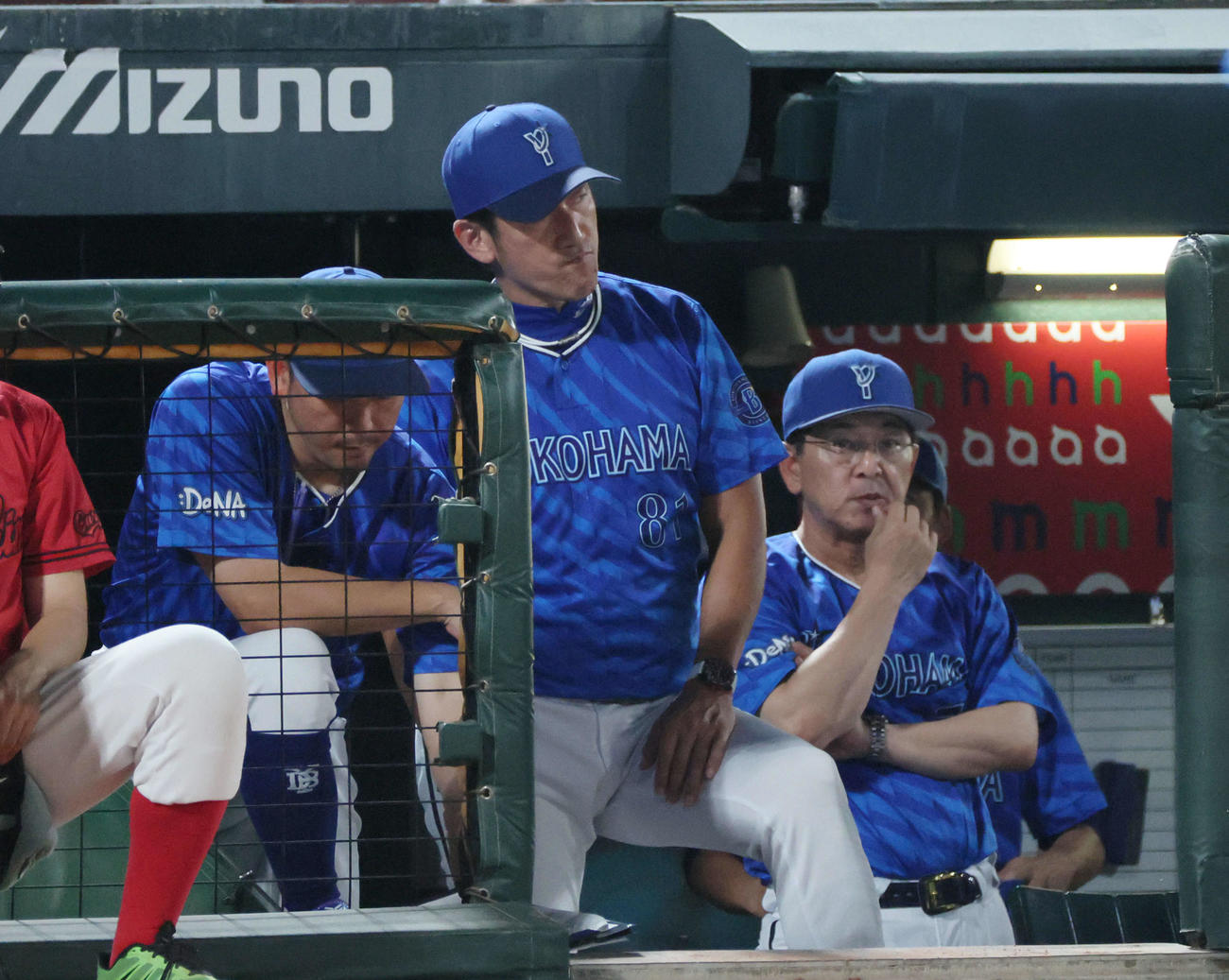 広島対DeNA　試合終了、敗れた三浦監督（中央）（撮影・加藤孝規）