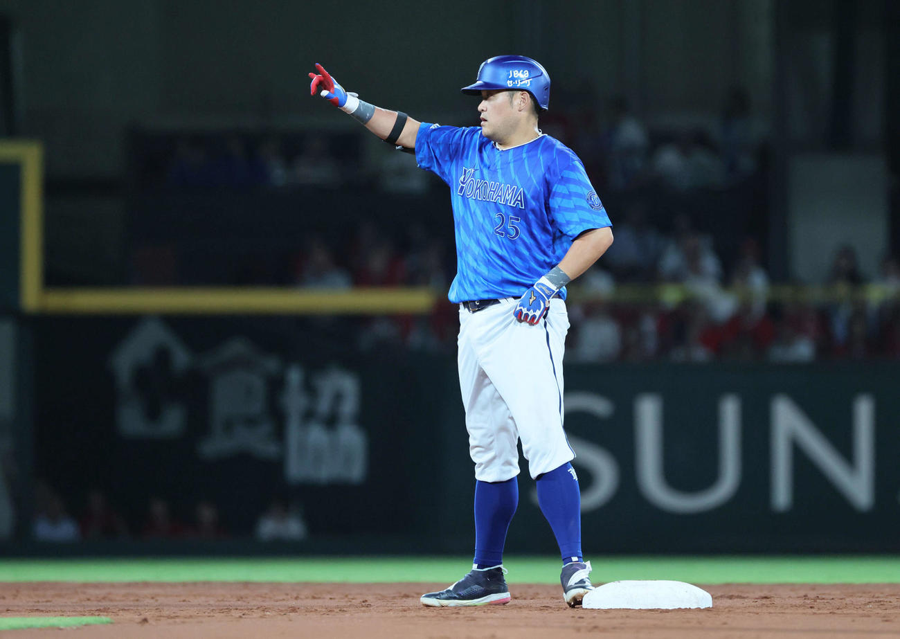 広島対DeNA 5回表DeNA1死二塁、筒香は先制左適時二塁打を放つ（撮影・加藤孝規）