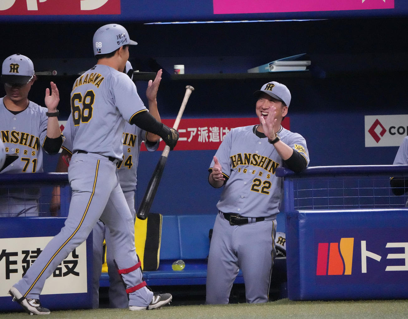 中日対阪神　3回表阪神無死、藤川監督（右）は左越え本塁打を放った中川を迎える（撮影・森本幸一）