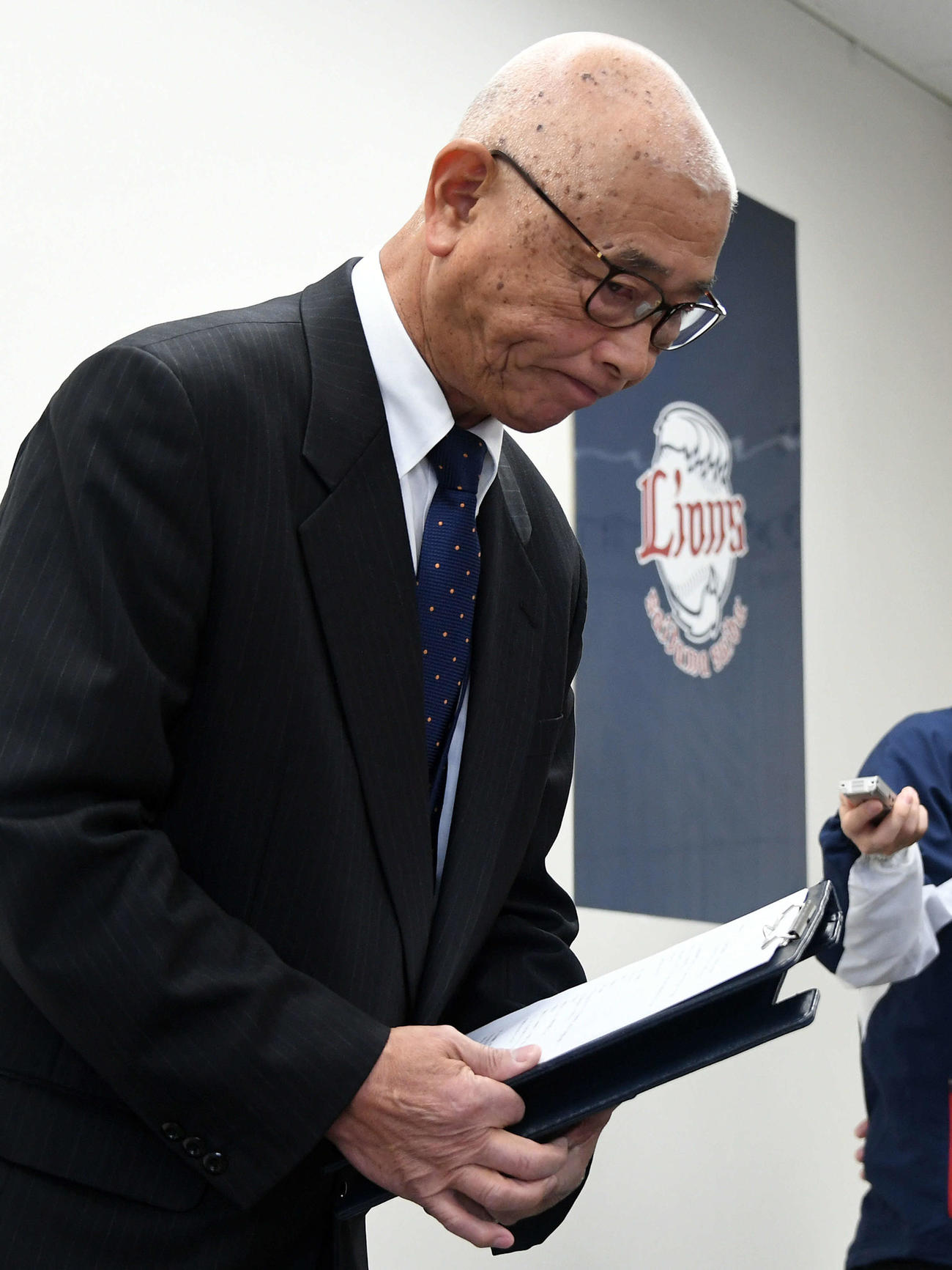西武鈴木球団本部長は所属選手の一般女性との不適切な行為を公表し、頭を下げて謝罪する