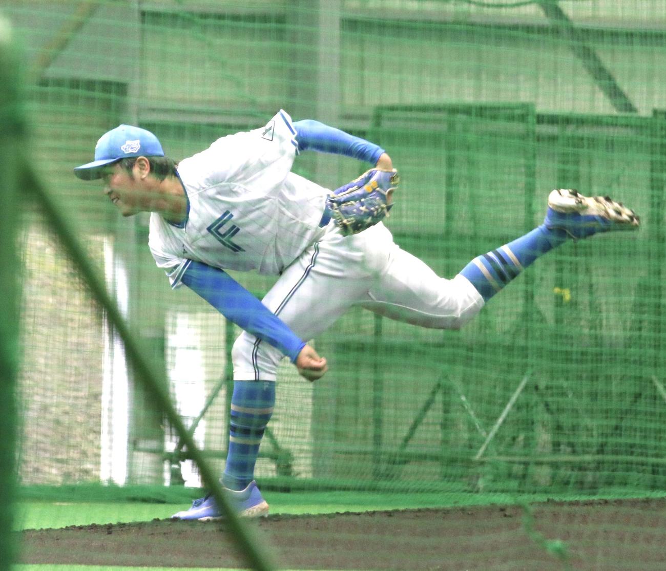 日本ハムの2軍本拠地、千葉・鎌ケ谷の室内練習場でライブBPを行った古林睿煬（撮影・木下大輔）