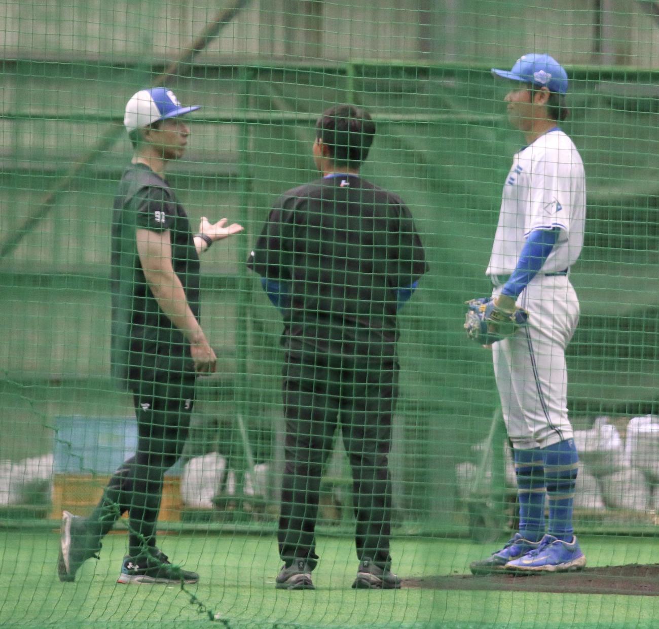 日本ハムの2軍本拠地、千葉・鎌ケ谷の室内練習場でライブBPを行い、金子2軍投手コーチ（左）と話す古林睿煬（撮影・木下大輔）