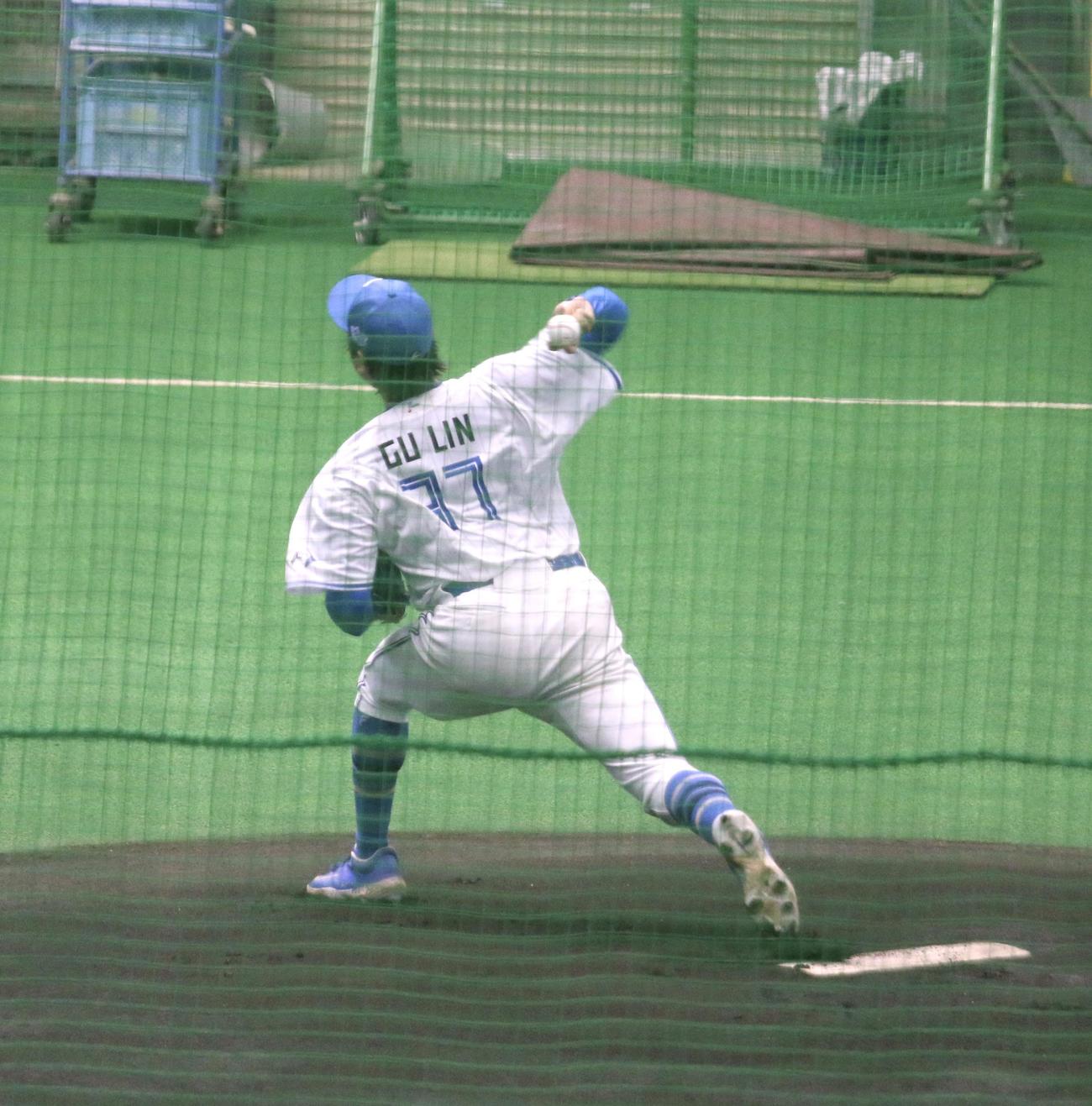 日本ハムの2軍本拠地、千葉・鎌ケ谷の室内練習場でライブBPを行った古林睿煬（撮影・木下大輔）