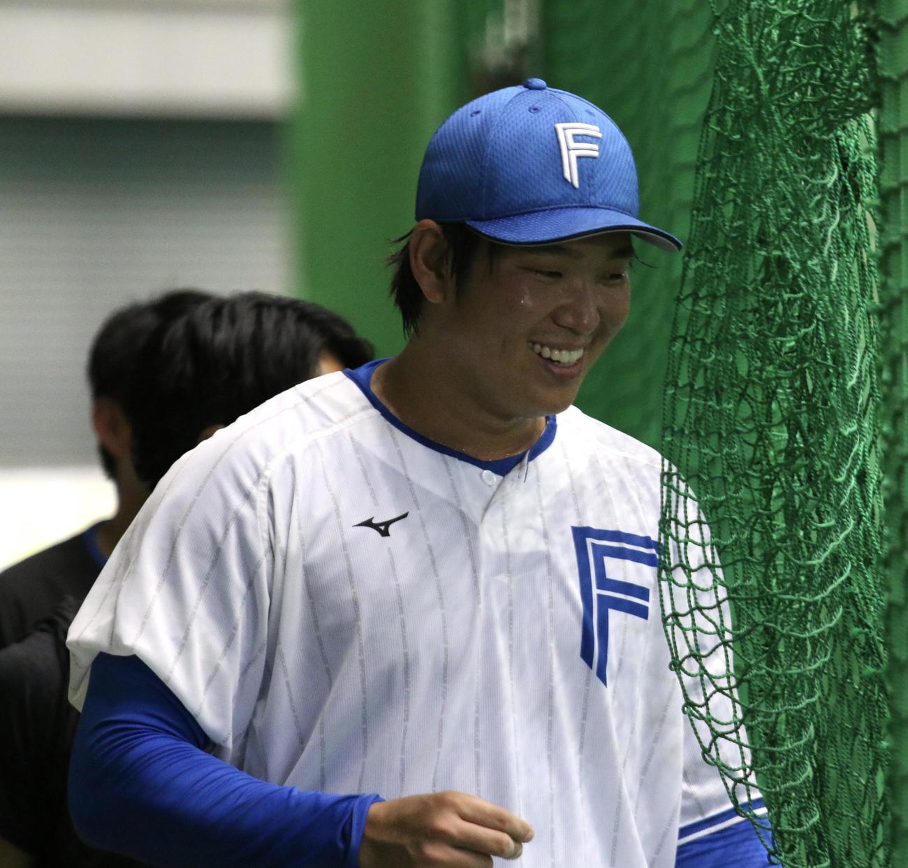 日本ハムの2軍本拠地、千葉・鎌ケ谷の室内練習場でライブBPを行った古林睿煬（撮影・木下大輔）