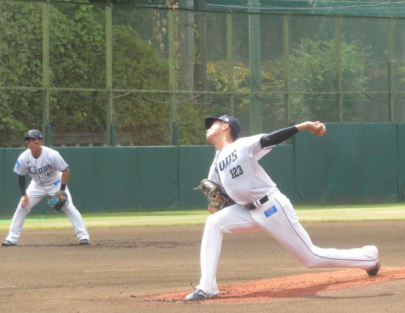 個性的なフォームから150キロをマークする西武冨士（撮影・金子真仁）