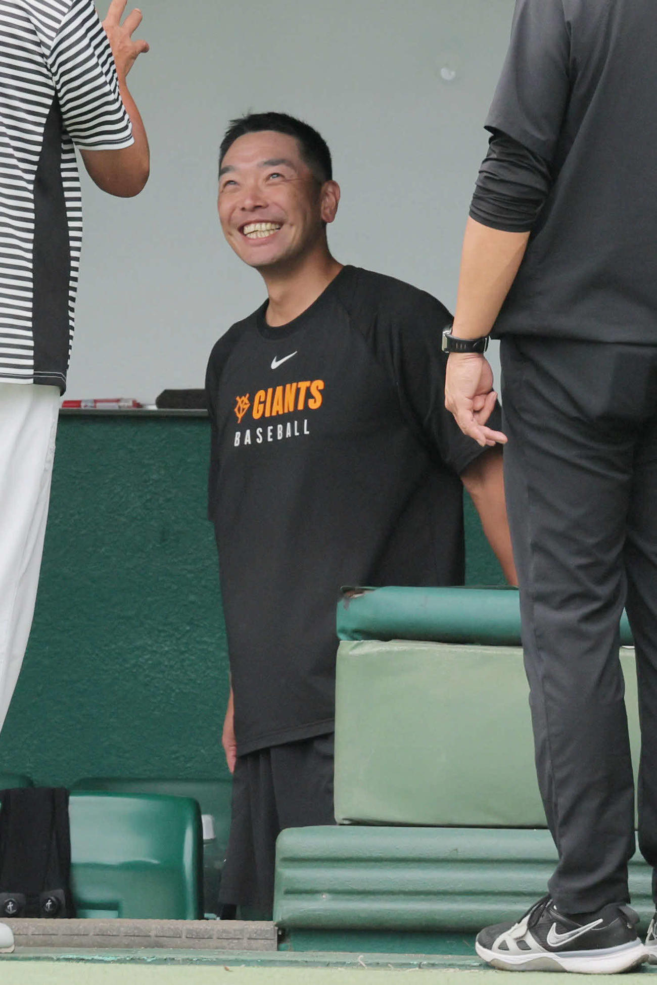 巨人対ヤクルト　ベンチで笑顔を見せる巨人阿部監督（撮影・宮崎幸一）