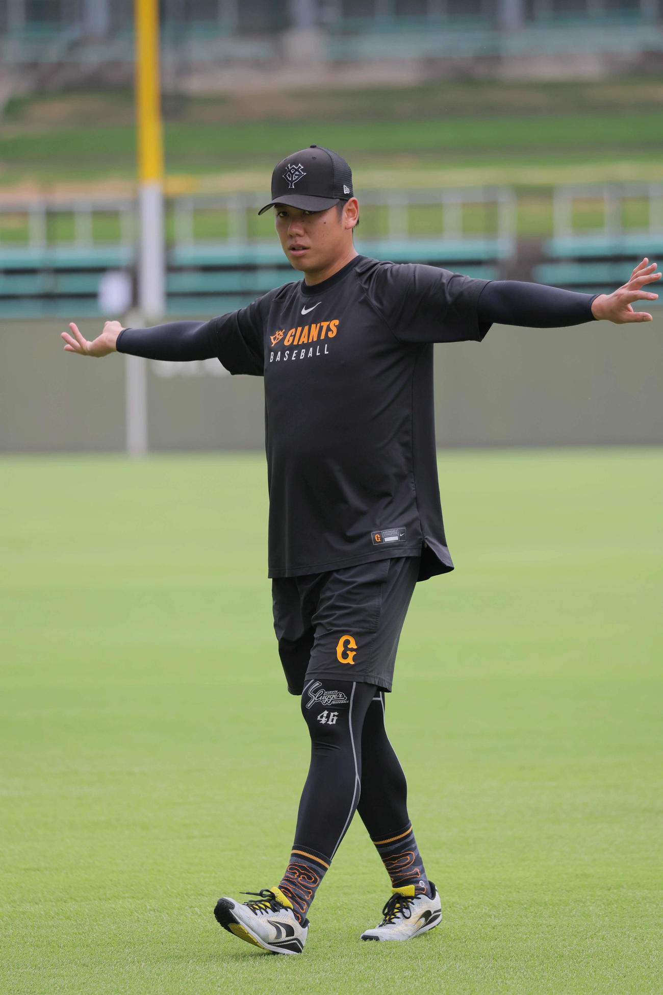 巨人対ヤクルト　ウオームアップする巨人又木（撮影・宮崎幸一）