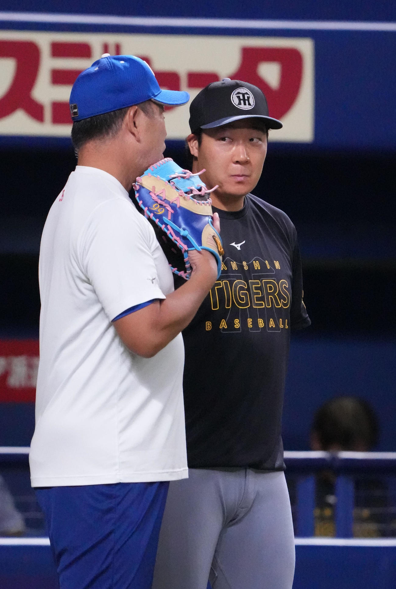 中日対阪神　試合前、言葉を交わす井上監督と大山（撮影・森本幸一）