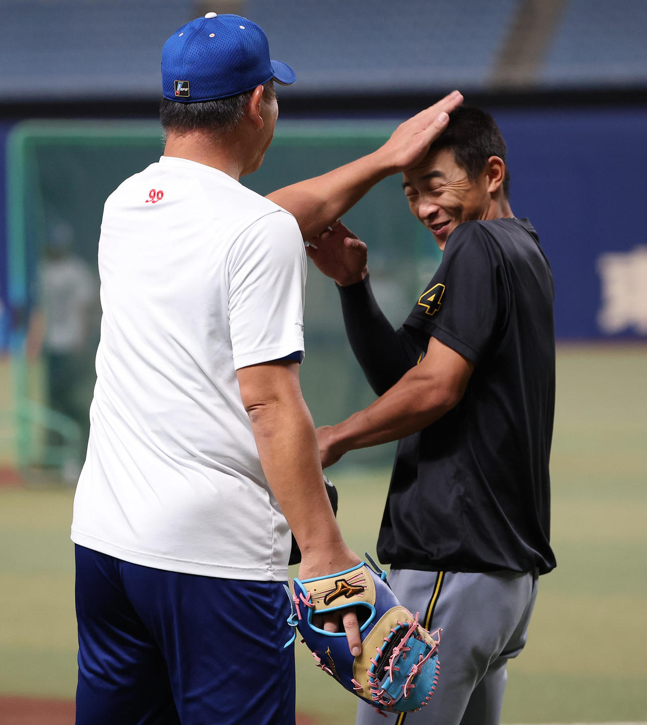 中日対阪神　井上監督（左）に頭をたたかれる熊谷（撮影・上田博志）