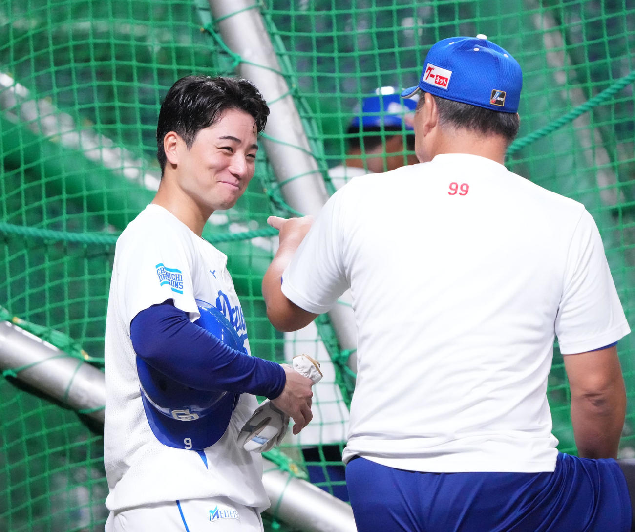 中日対阪神　試合前、井上一樹監督（右）と言葉を交わす石伊（撮影・森本幸一）