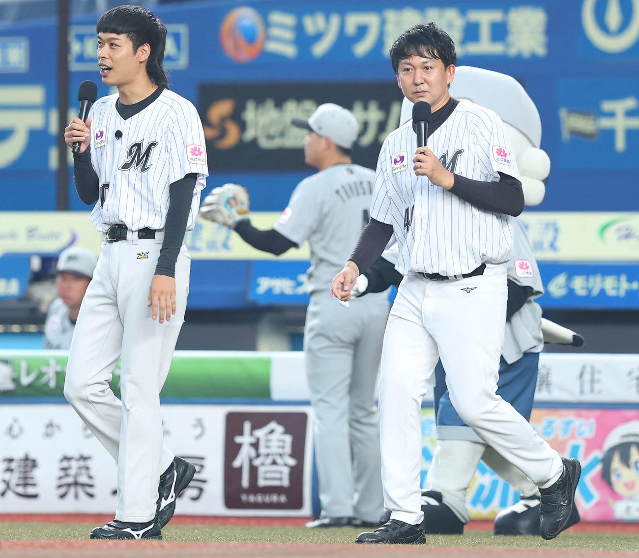 ロッテ対日本ハム　開始前、セレモニアルピッチに臨むバッテリィズのエース（左）と寺家（撮影・河田真司）