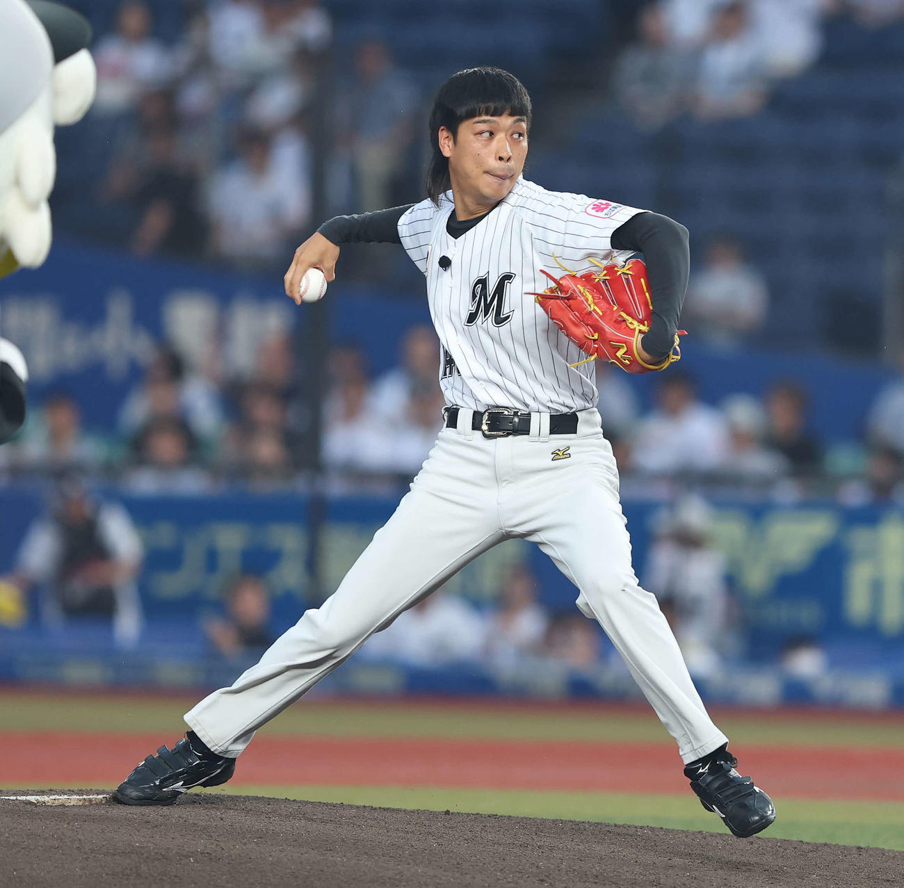 ロッテ対日本ハム　開始前、セレモニアルピッチに臨むバッテリィズのエース（撮影・河田真司）