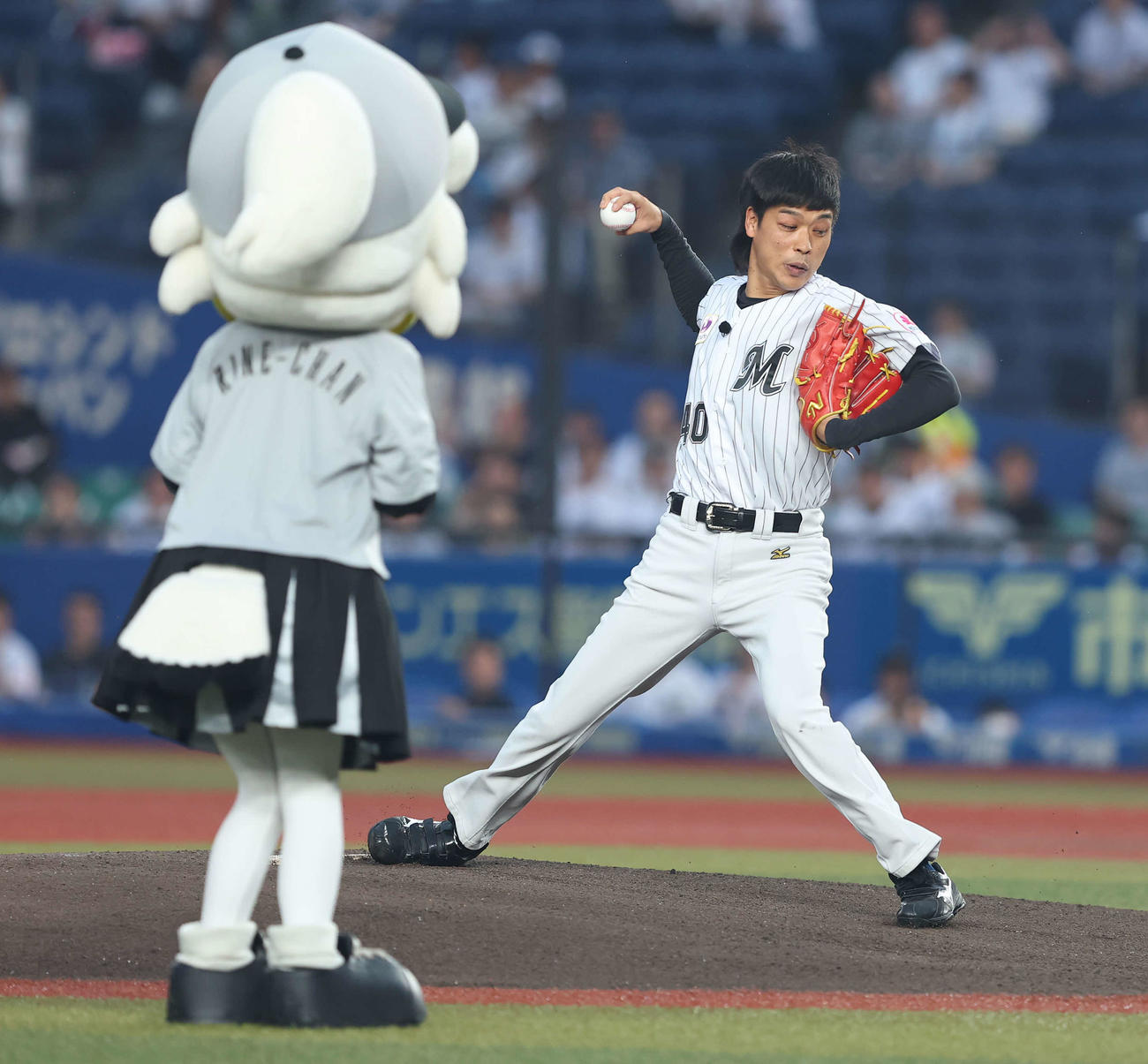 ロッテ対日本ハム　開始前、セレモニアルピッチに臨むバッテリィズのエース（撮影・河田真司）