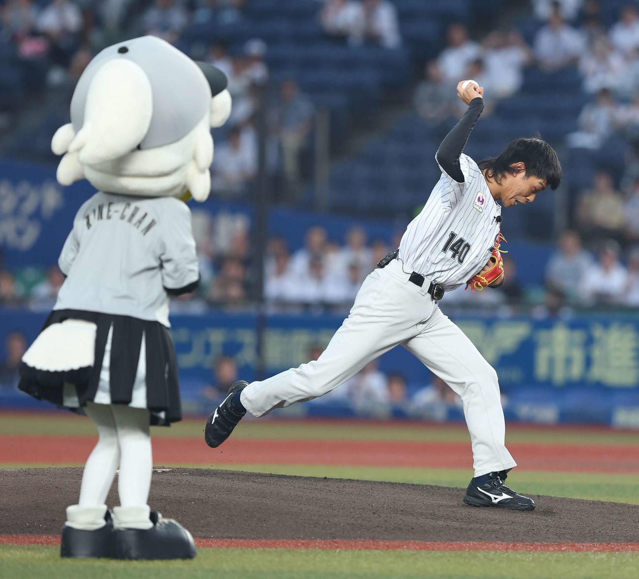 ロッテ対日本ハム　開始前、セレモニアルピッチに臨むバッテリィズのエース（撮影・河田真司）
