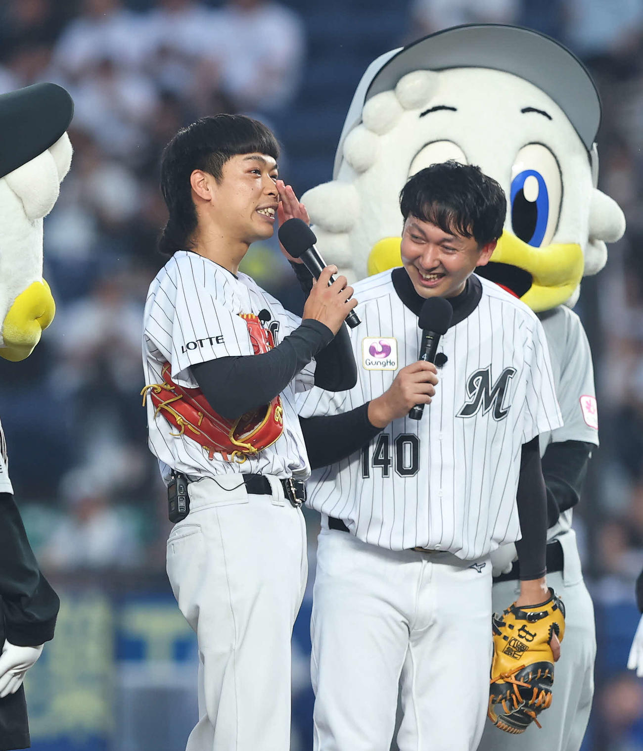ロッテ対日本ハム　開始前、セレモニアルピッチに臨むバッテリィズのエース（左）と寺家（撮影・河田真司）