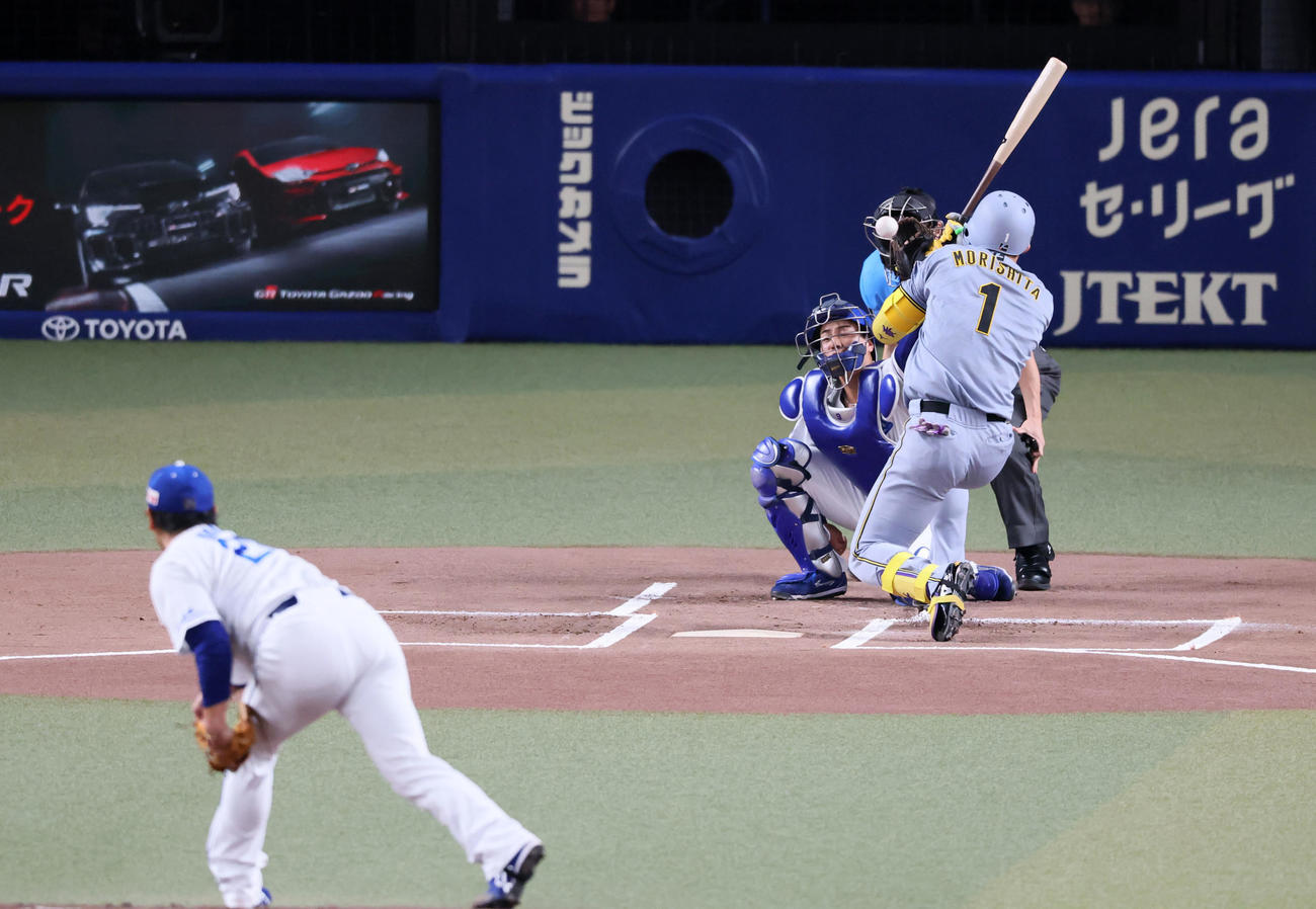 中日対阪神　1回表阪神2死、死球を受ける森下。投手涌井（撮影・加藤哉）
