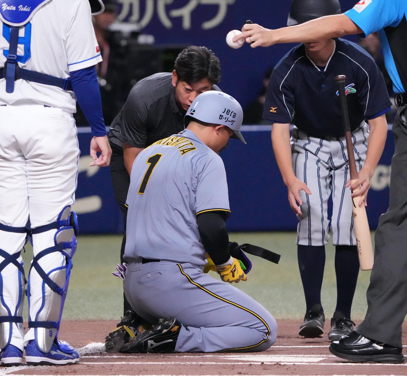 中日対阪神　1回表阪神2死、森下（中央）は死球を受ける（撮影・森本幸一）