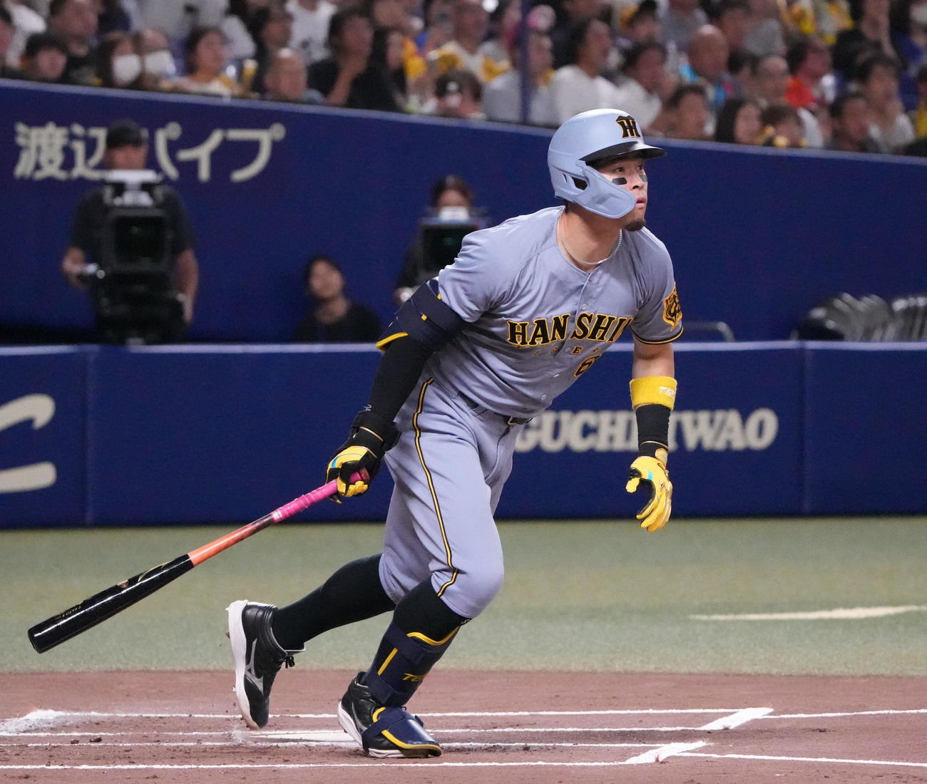 中日対阪神　1回表阪神2死一塁、右越え2点本塁打を放つ佐藤輝（撮影・森本幸一）