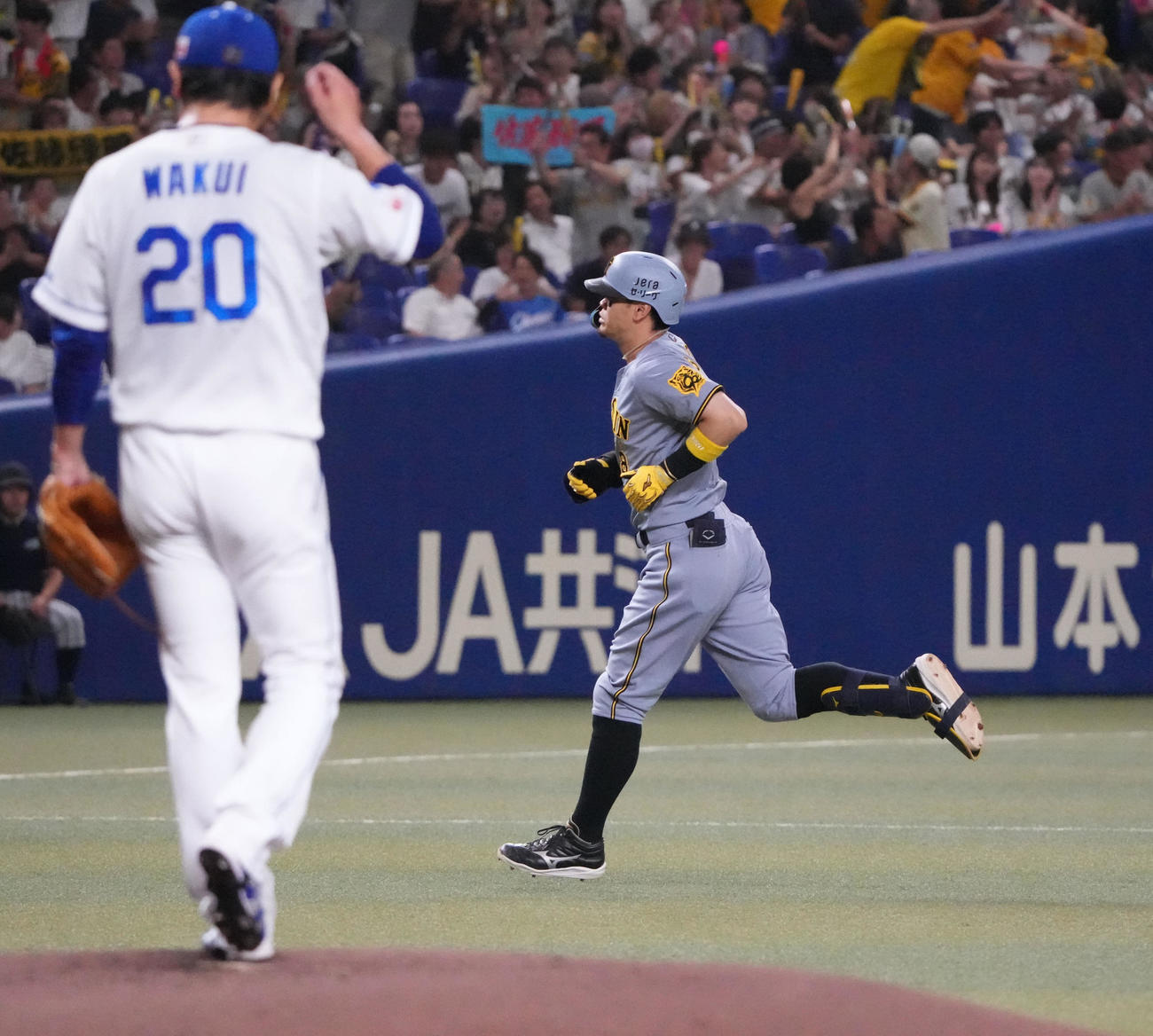 中日対阪神　1回表阪神2死一塁、佐藤輝（右）は右越え2点本塁打を放ちダイヤモンドを回る（撮影・森本幸一）