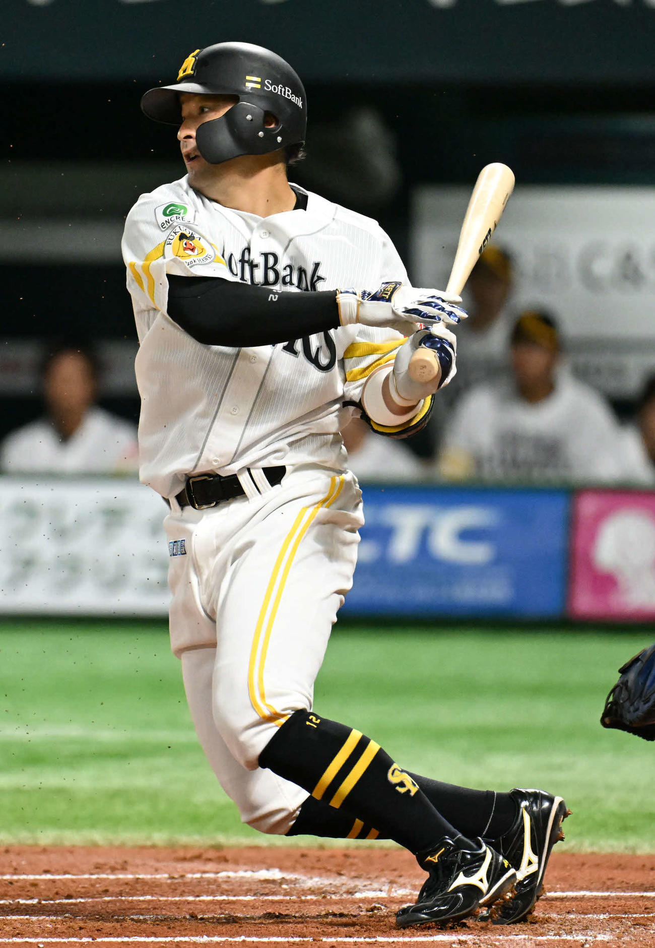 ソフトバンク対オリックス　1回裏ソフトバンク2死二塁、嶺井は投ゴロを放つも田嶋の失策により出塁する（撮影・林敢治）