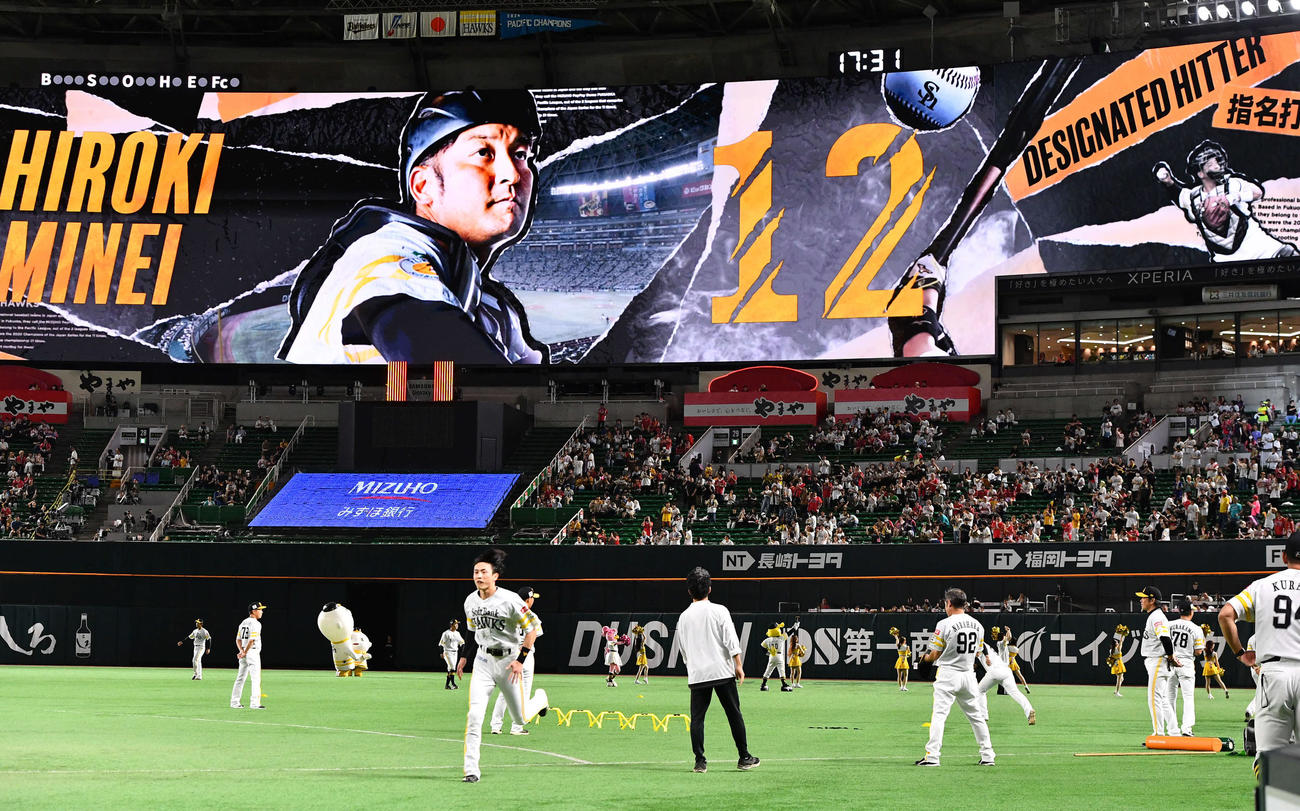 ソフトバンク対オリックス　4番指名打者でスタメンのソフトバンク嶺井（撮影・岩下翔太）