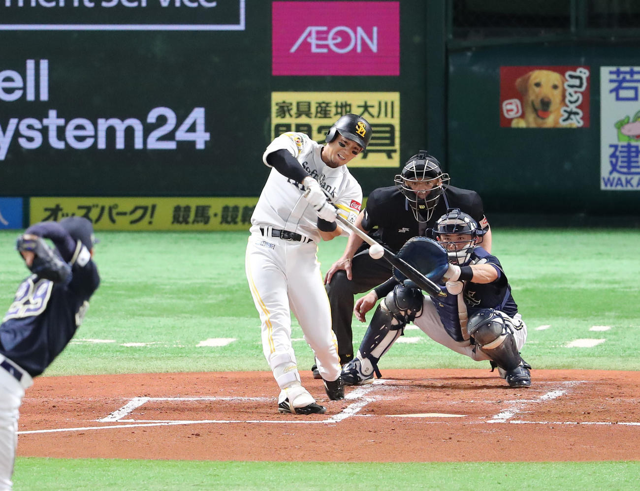ソフトバンク対オリックス　1回裏ソフトバンク2死一、三塁、栗原は右越えに先制となる3点本塁打を放つ（撮影・梅根麻紀）