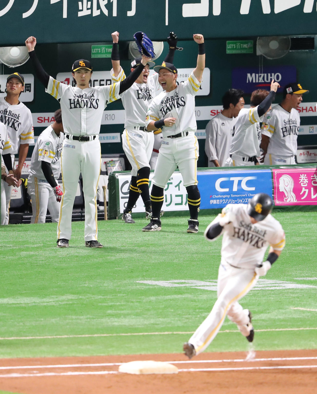 ソフトバンク対オリックス　1回裏ソフトバンク2死一、三塁、栗原の先制となる3点本塁打で喜ぶ上沢と中村（右）（撮影・梅根麻紀）