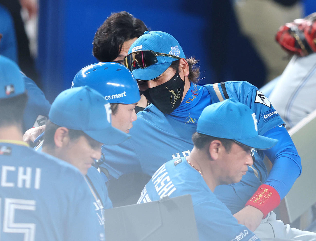 ロッテ対日本ハム　1回裏を終え、伏見（左）と言葉を交わす新庄監督（撮影・河田真司）