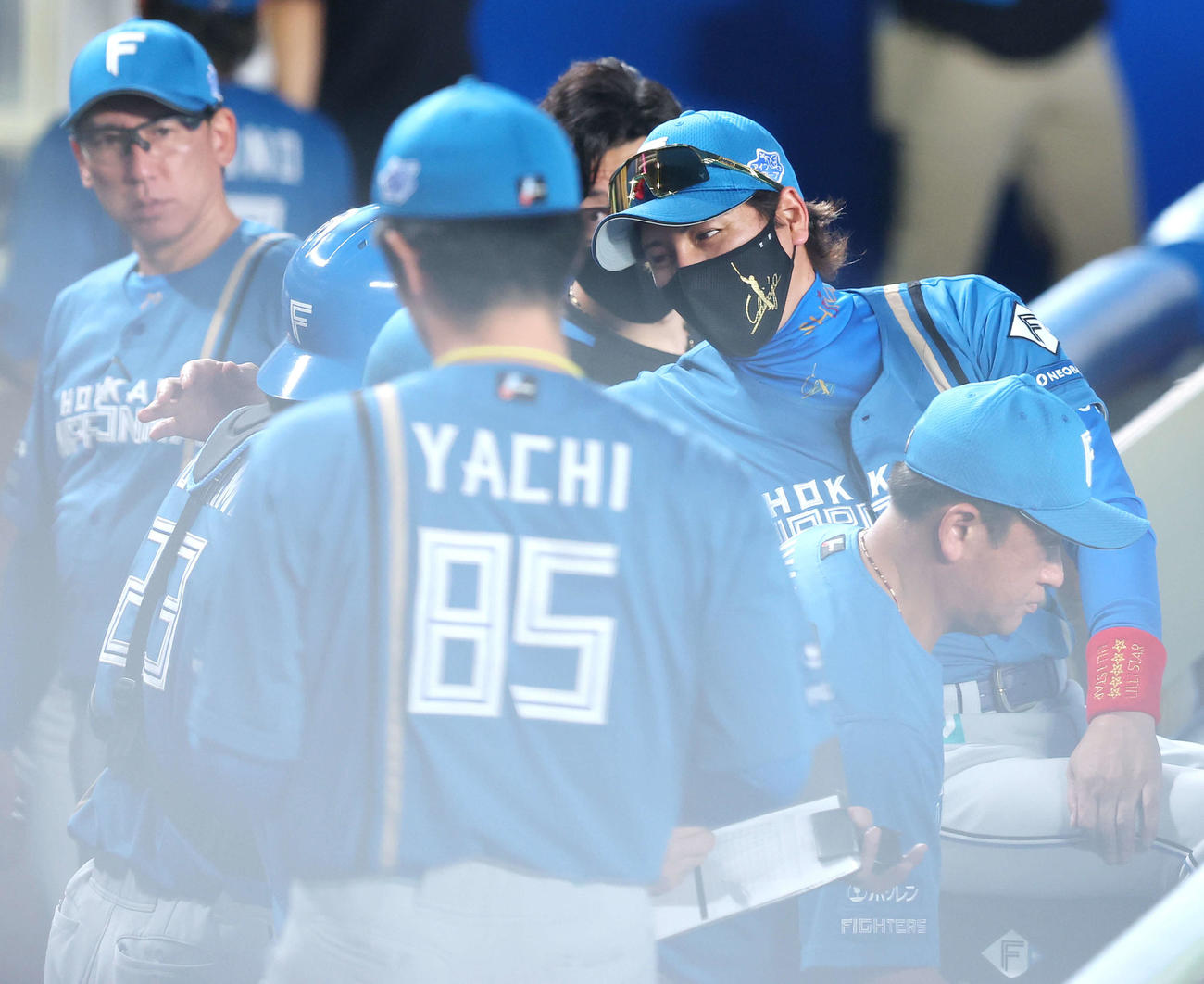 ロッテ対日本ハム　1回裏を終え、伏見（左）と言葉を交わす新庄監督（撮影・河田真司）