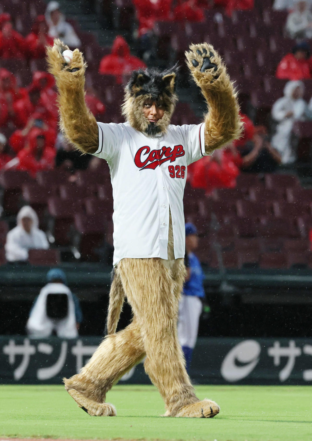 広島対DeNA　「THEオリバーな犬、（Gosh！！）このヤロウMOVIE」のPRで始球式に登場したオダギリジョー（撮影・加藤孝規）