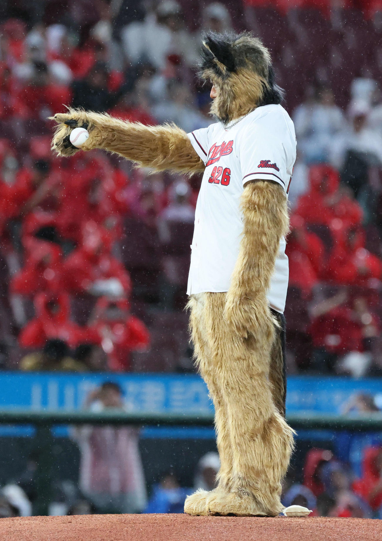 広島対DeNA　「THEオリバーな犬、（Gosh！！）このヤロウMOVIE」のPRで始球式に登場したオダギリジョー（撮影・加藤孝規）
