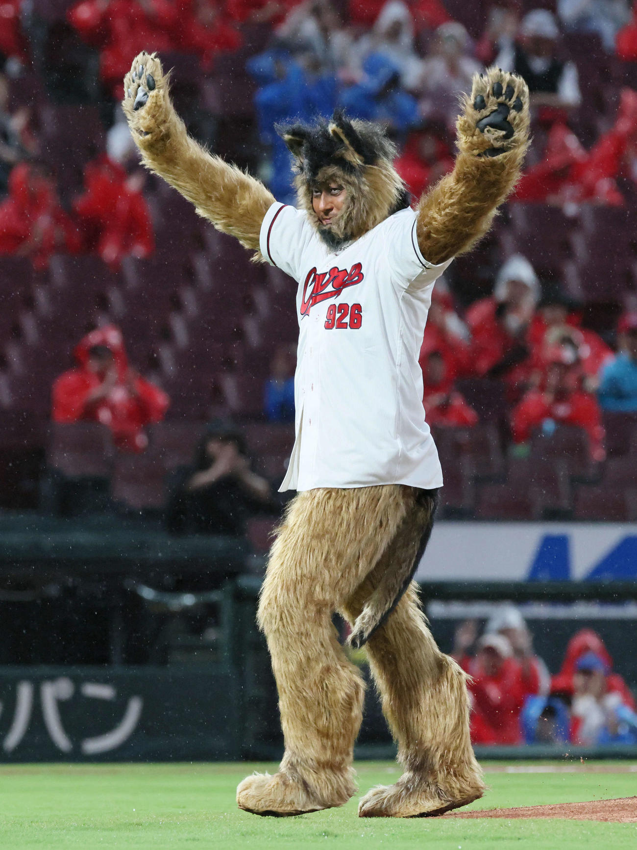 広島対DeNA　「THEオリバーな犬、（Gosh！！）このヤロウMOVIE」のPRで始球式に登場したオダギリジョー（撮影・加藤孝規）