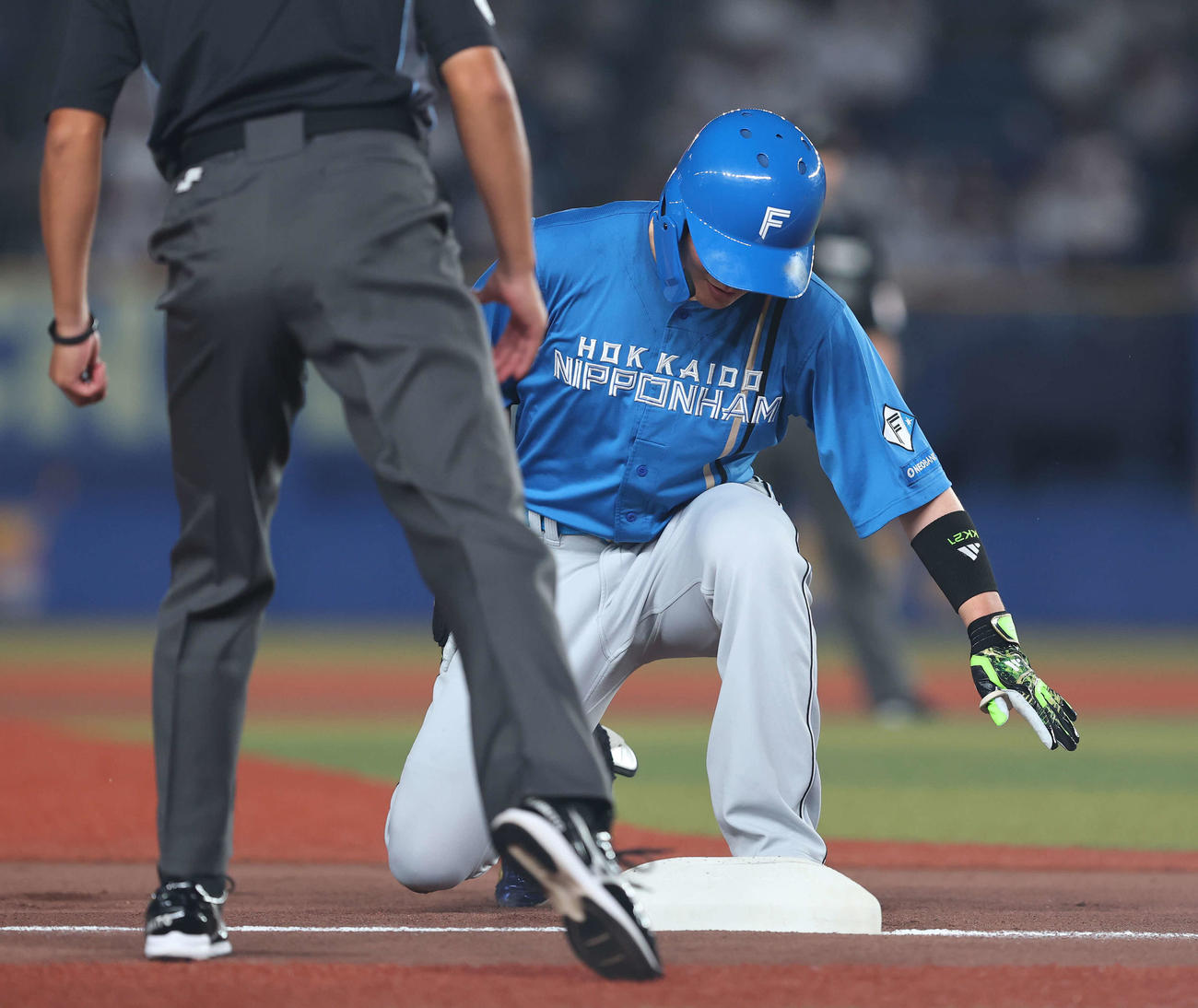 ロッテ対日本ハム　2回表日本ハム1死一塁、適時二塁打から三塁進塁する清宮幸（撮影・河田真司）