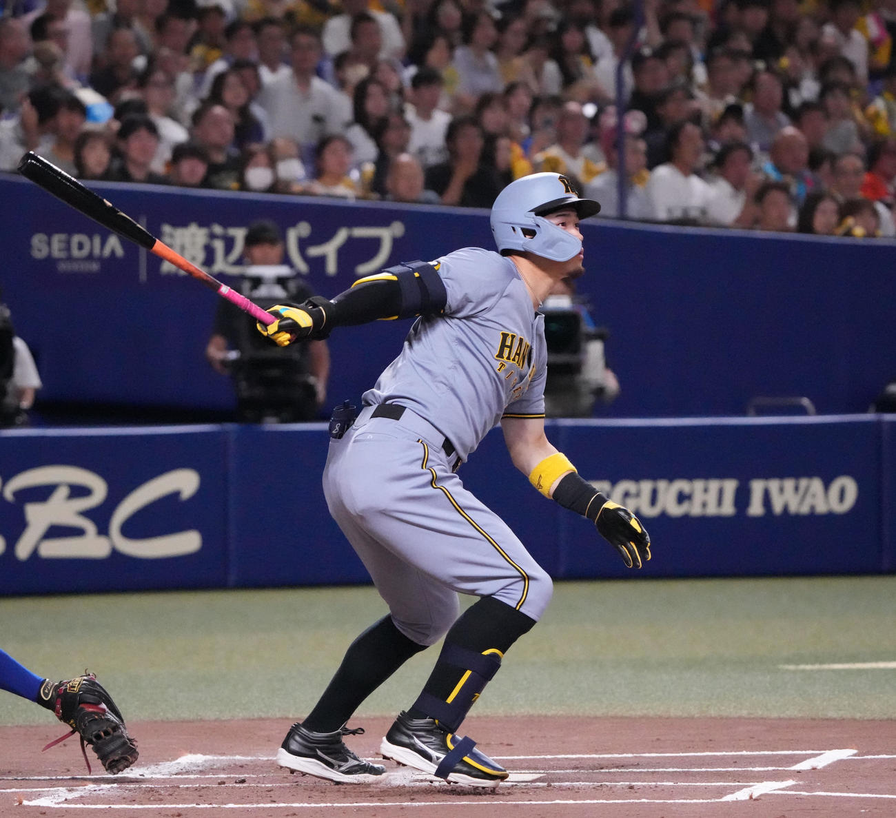 中日対阪神　1回表阪神2死一塁、右越え2点本塁打を放つ佐藤輝（撮影・森本幸一）