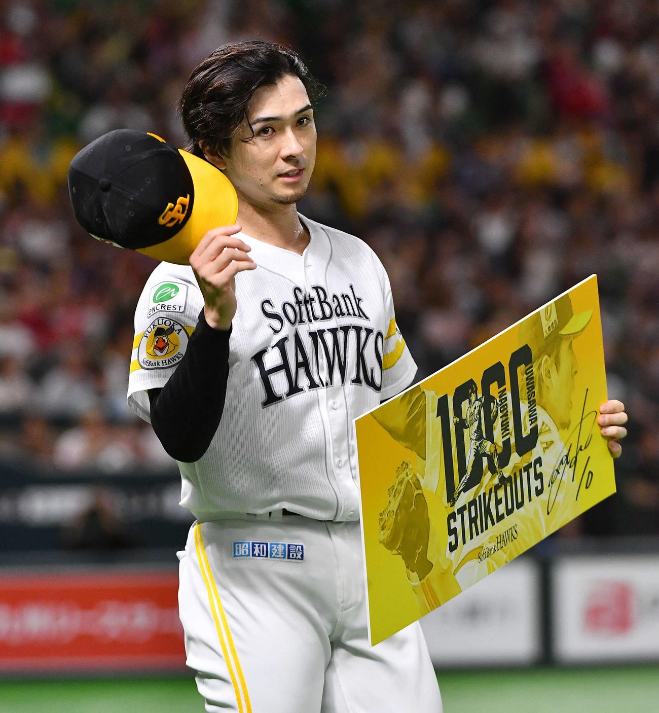 ソフトバンク対オリックス　3回表終了後、通算1000奪三振を達成した上沢は記念ボードを手にする（撮影・岩下翔太）