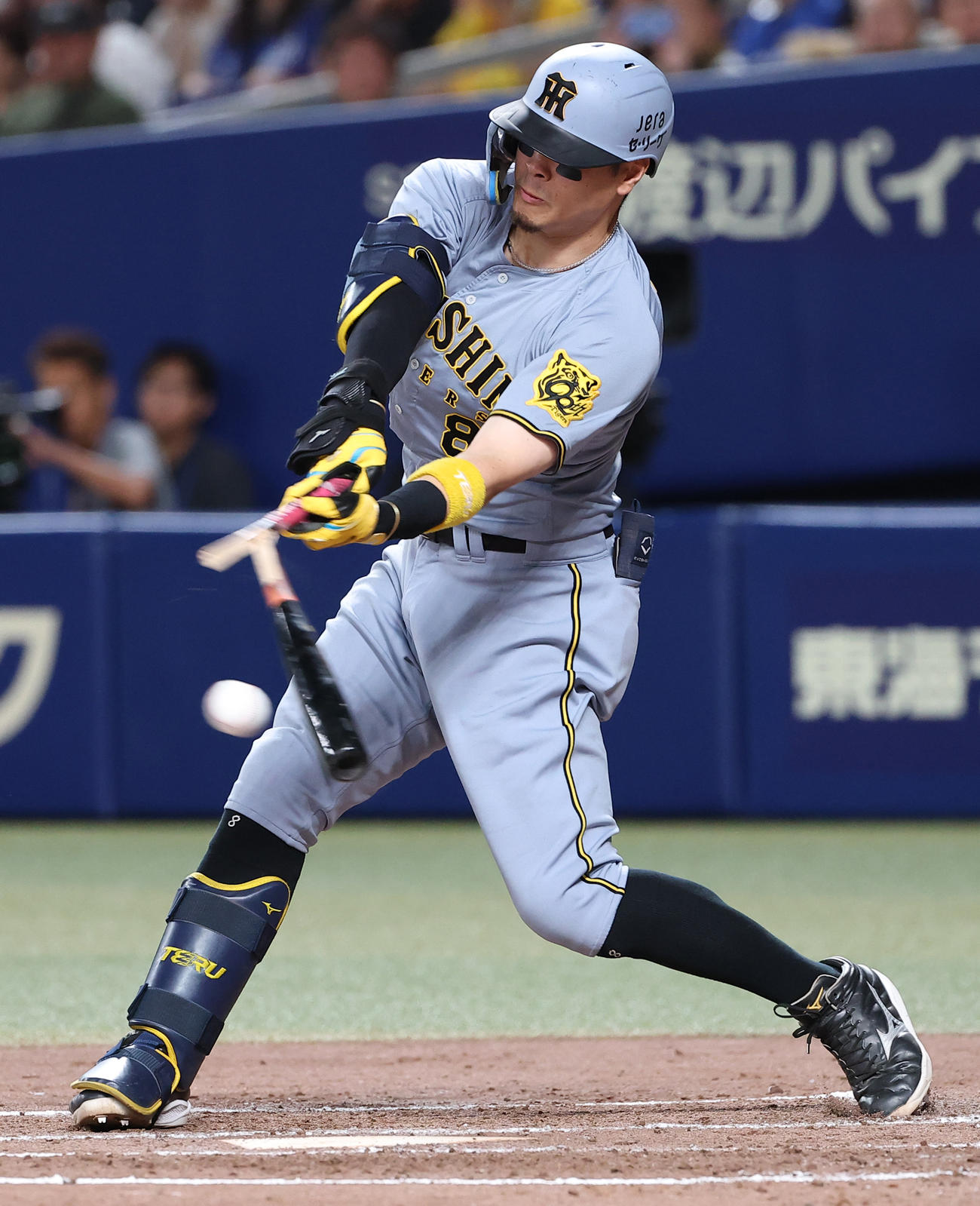 中日対阪神　4回表阪神無死一塁、佐藤輝はバットを折りながらも安打を放つ（撮影・上田博志）