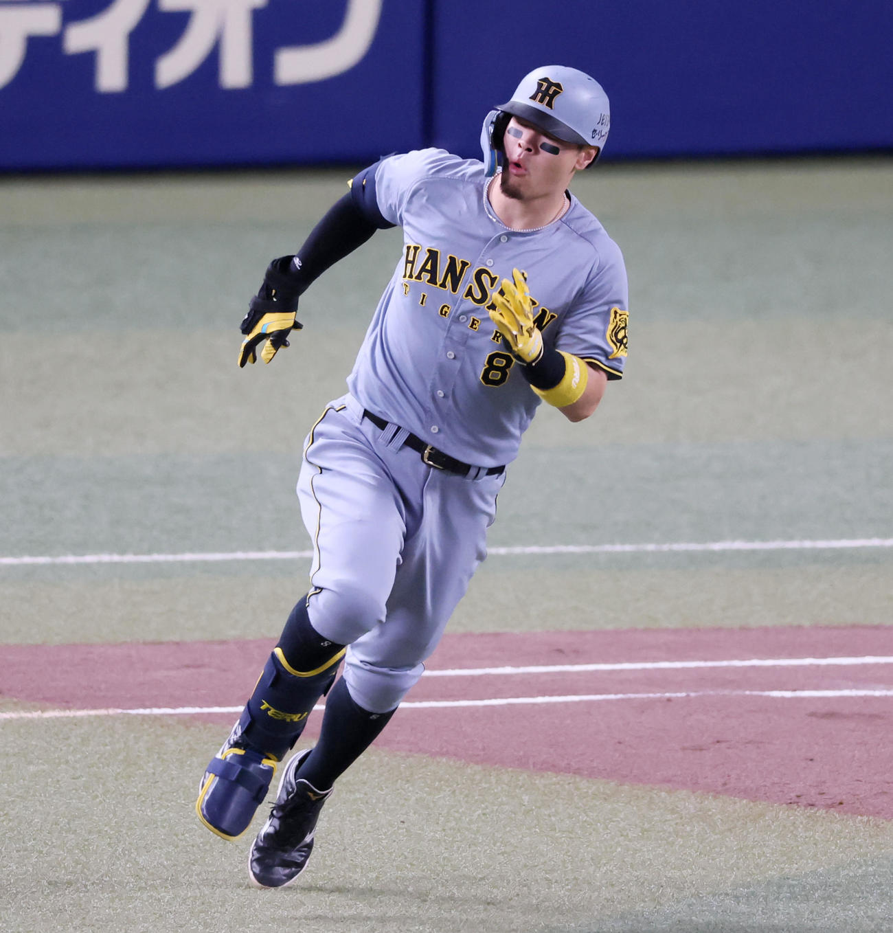 中日対阪神　1回表阪神2死一塁、佐藤輝は右越え2点本塁打を放つ（撮影・加藤哉）