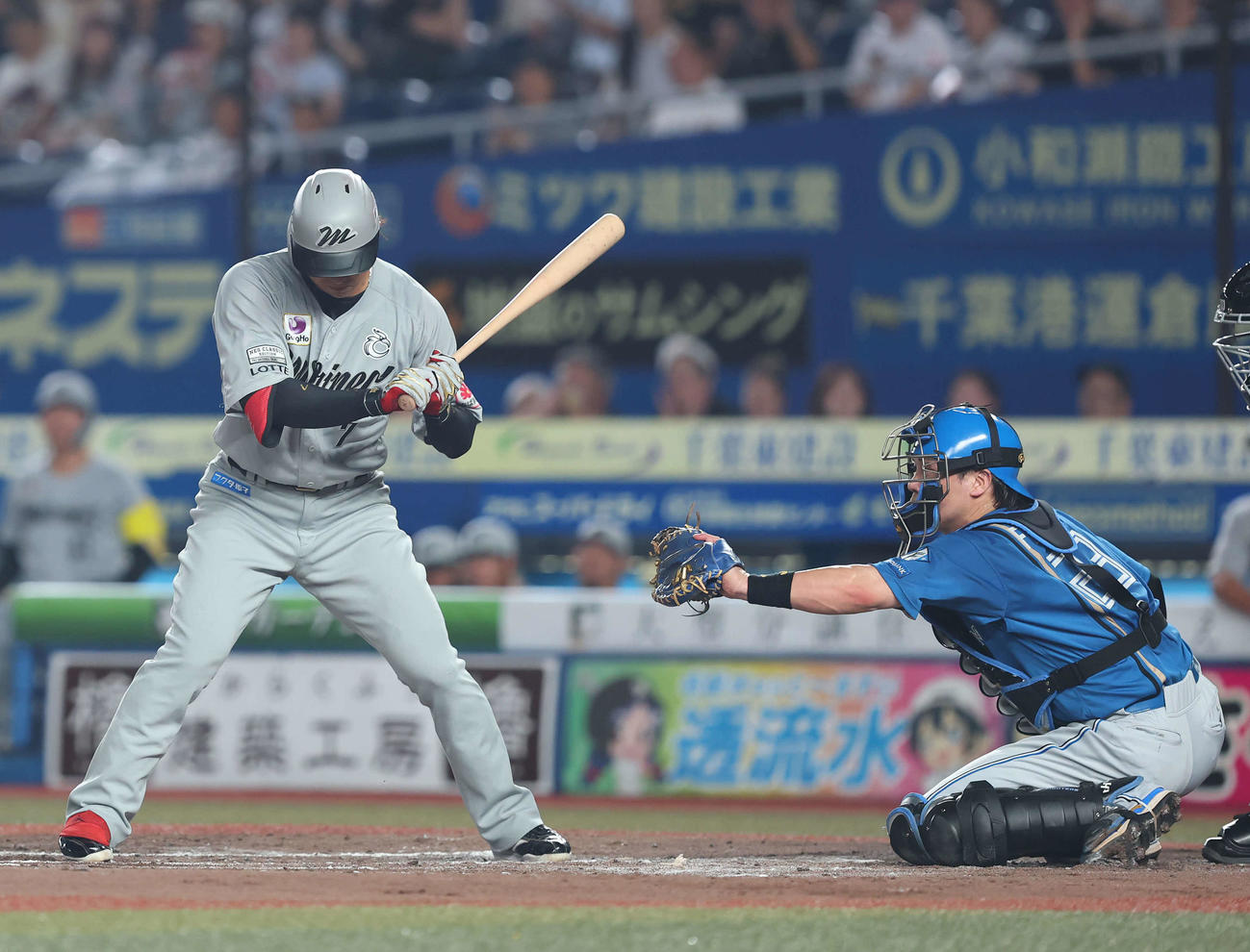 ロッテ対日本ハム　2回裏ロッテ無死一塁、四球を選ぶ藤岡（撮影・河田真司）