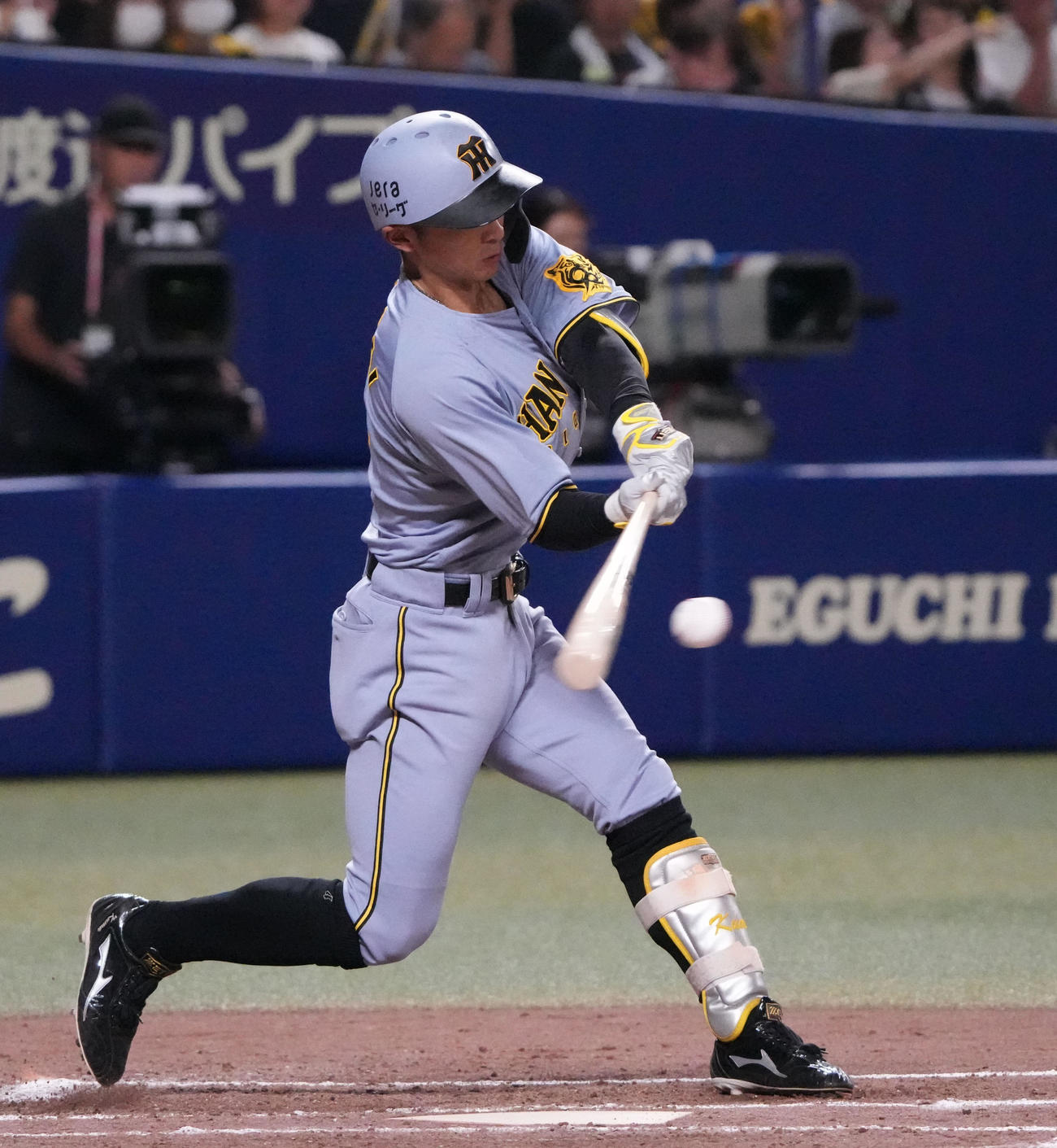 中日対阪神　4回表阪神1死一、三塁、二ゴロを放つ熊谷（撮影・森本幸一）