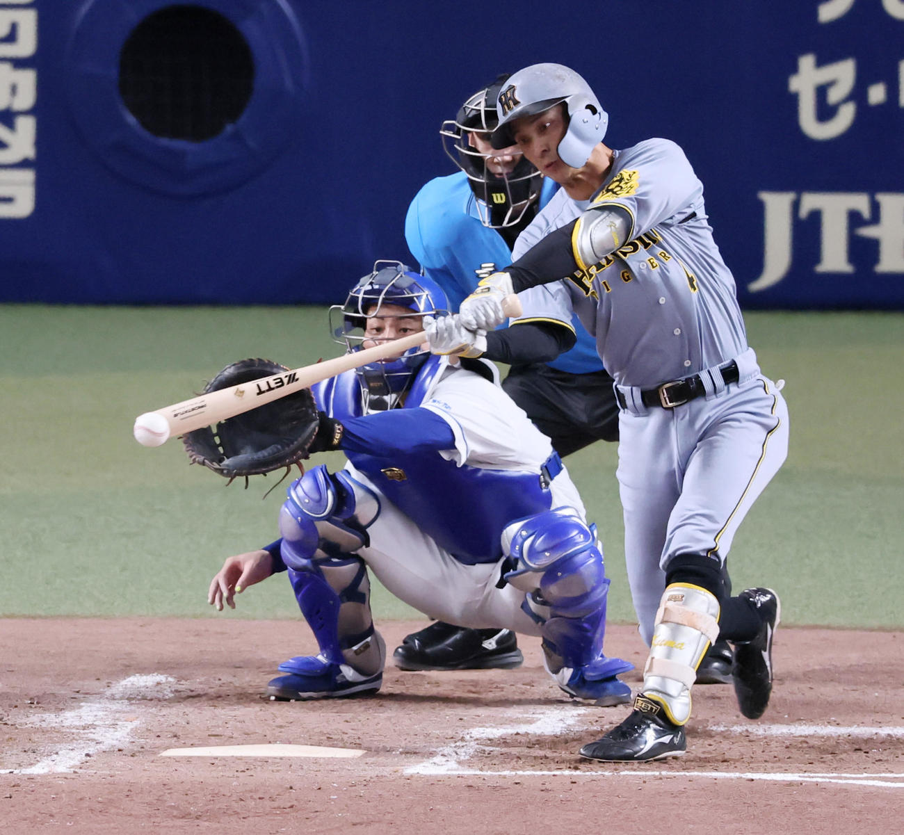 中日対阪神　4回表阪神1死一、三塁、熊谷は二塁へ適時野選となり得点を挙げる（撮影・加藤哉）