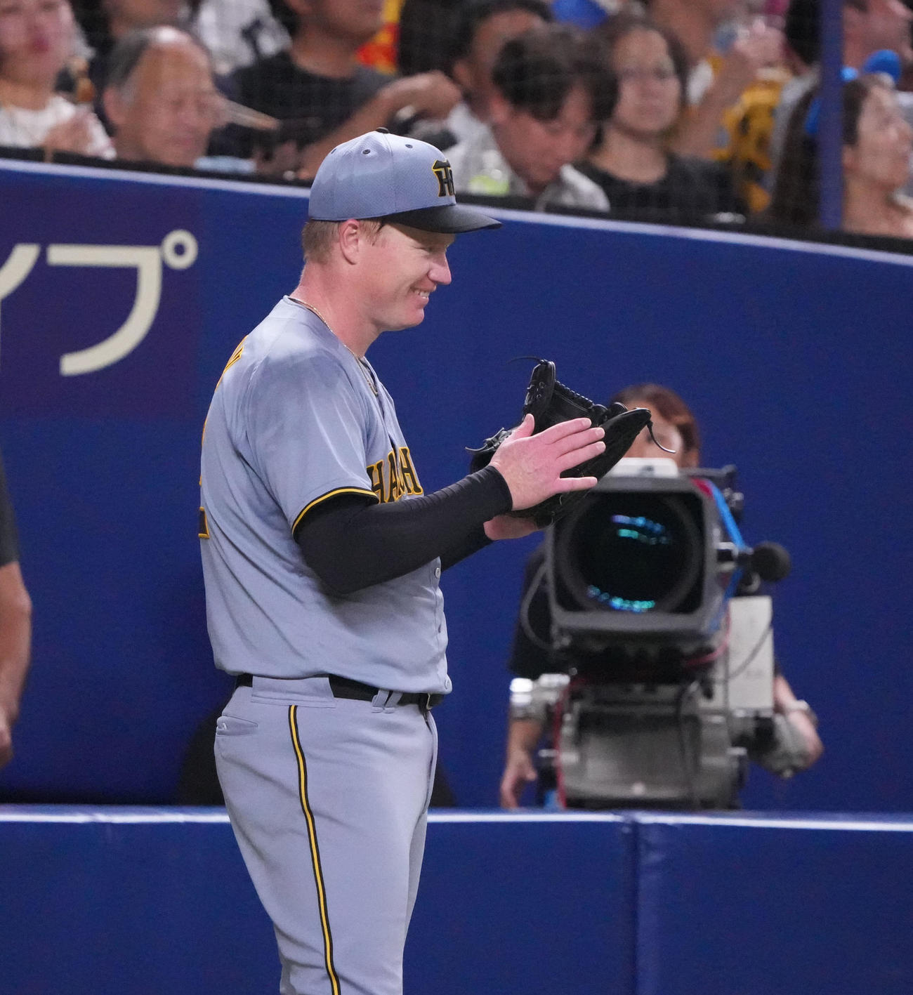 中日対阪神　3回終了、ピンチをしのぎベンチ前でナインを迎えるネルソン（撮影・森本幸一）