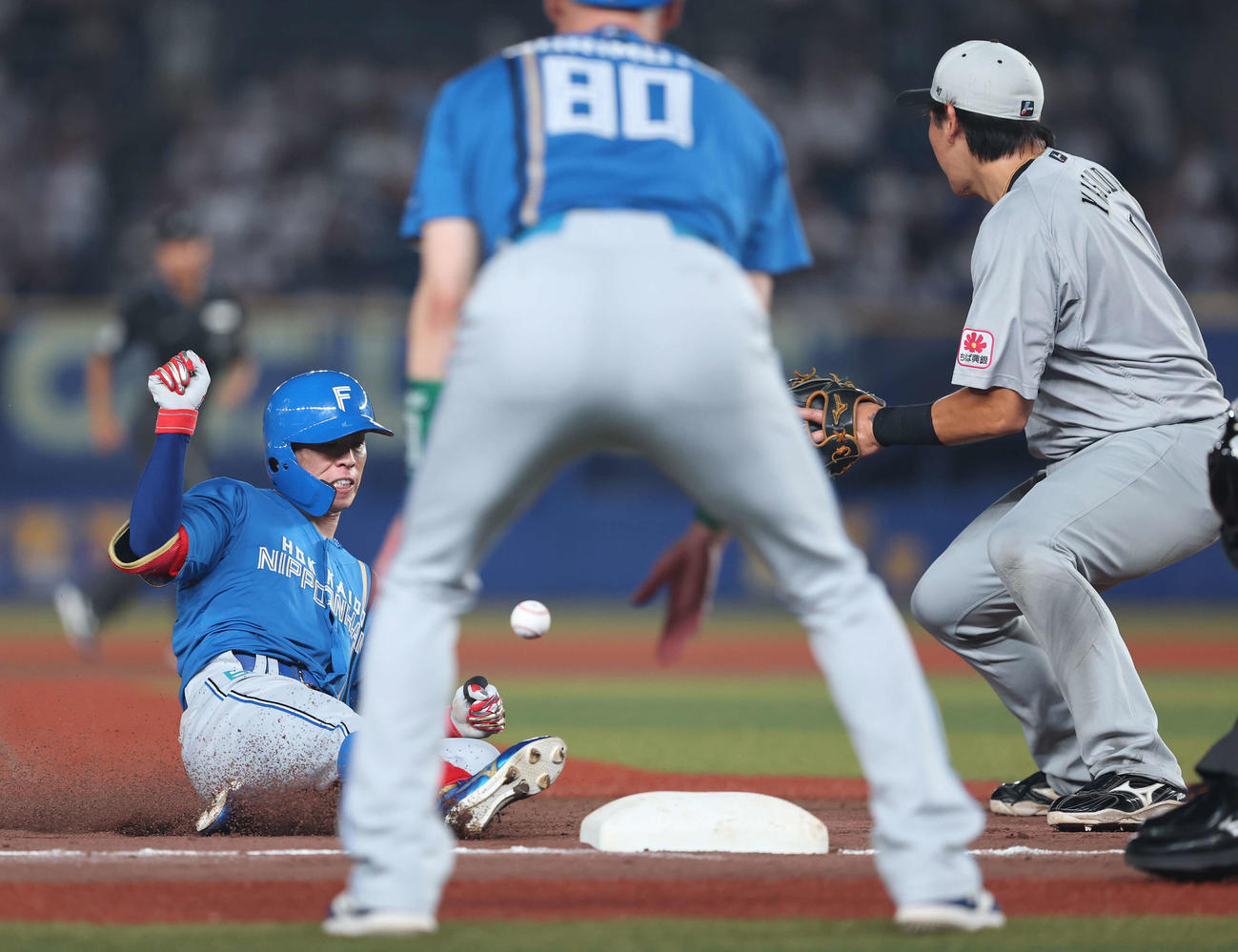 ロッテ対日本ハム　3回表日本ハム無死、三塁打を放ち出塁する五十幡（撮影・河田真司）