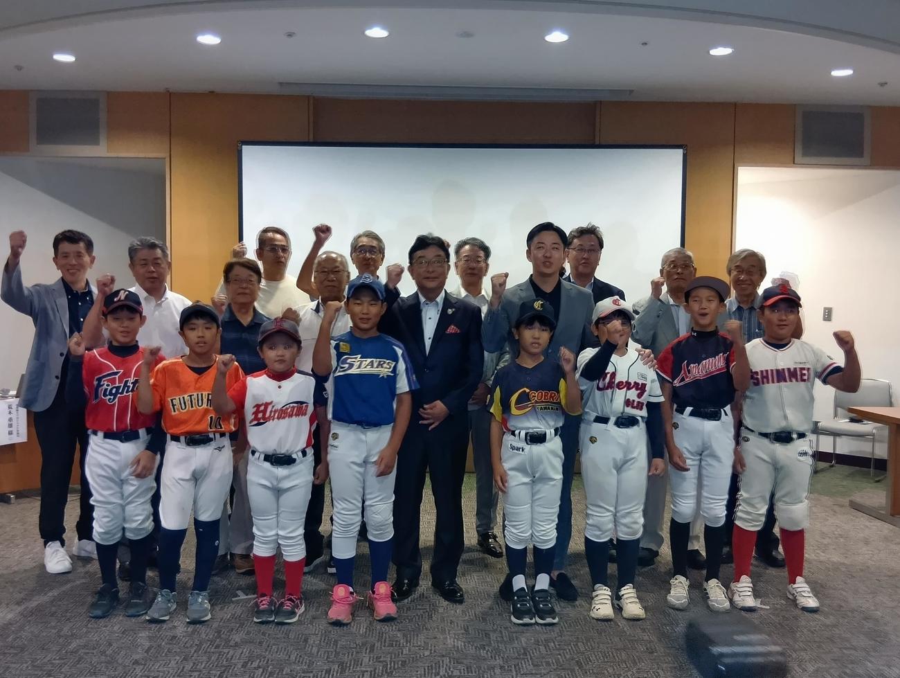 旧都桐生プロジェクトのスペシャルアドバイザーを務める斎藤佑樹さん（中央）は桐生市内の学童チームの子どもたちと記念写真を撮影